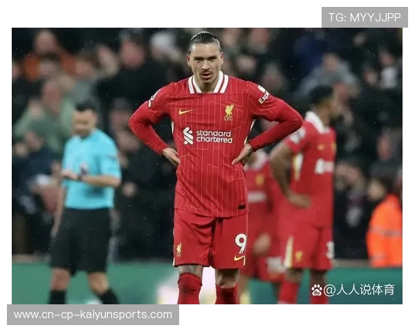 利物浦外线包夹压制强烈,努涅斯头球稍偏 利物浦外线包夹压制强烈,努涅斯头球稍偏