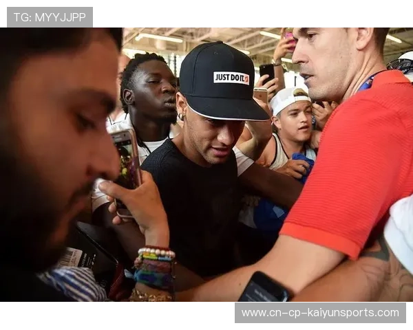 内马尔被粉丝偶遇超市,排队买菜的画面太接地气 内马尔被粉丝偶遇超市,排队买菜的画面太接地气