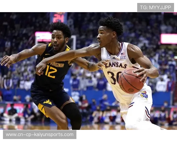 球星在训练中配合体能师完成冲刺耐力测试，数据令人欣喜